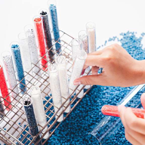 Contoh biji plastik dalam tabung