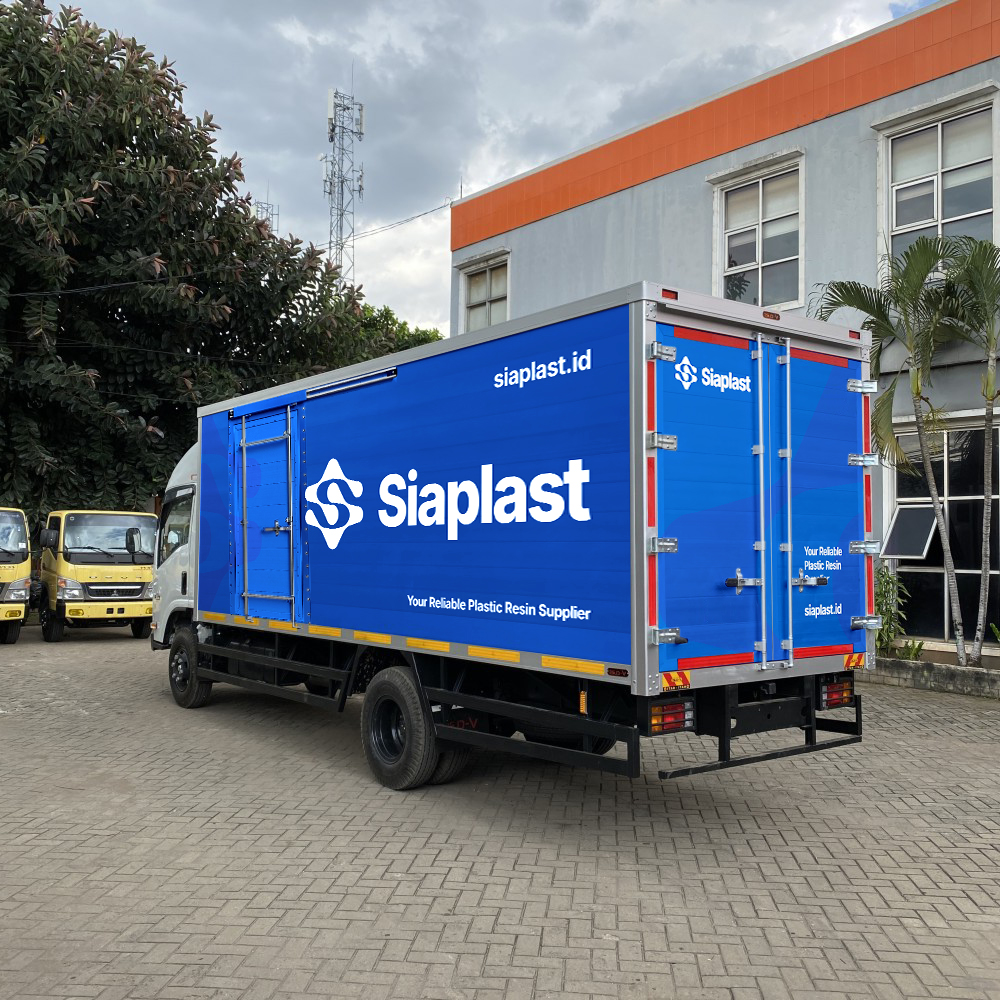 Truk pengiriman Siaplast dengan slogan Your Reliable Plastic Resin Supplier